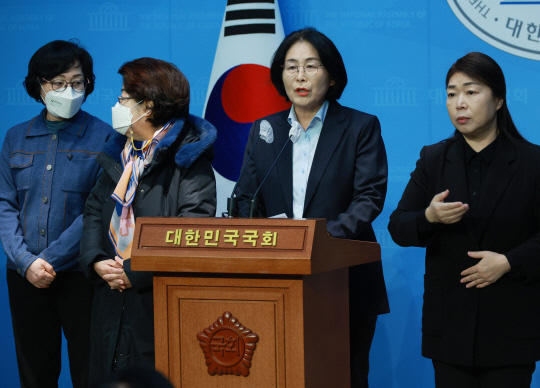 유승희 전 더불어민주당 의원이 1일 오전 국회 소통관에서 탈당 기자회견을 하고 있다. 유 전 의원은 민주당을 탈당해 이낙연 전 대표가 이끄는 '새로운미래'에 합류할 예정이다. <연합뉴스>